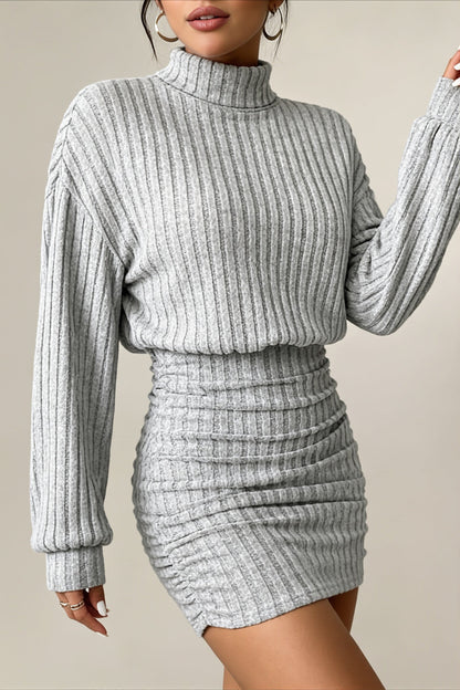 Detailansicht des gerippten Stoffes am Damen-Minidress