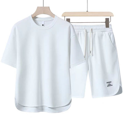 Weiße Herren-Sportbekleidung: T-Shirt und Shorts-Set aus atmungsaktivem Material, ideal für Sommer und Fitness. Minimalistisches Design, bequem und stilvoll.