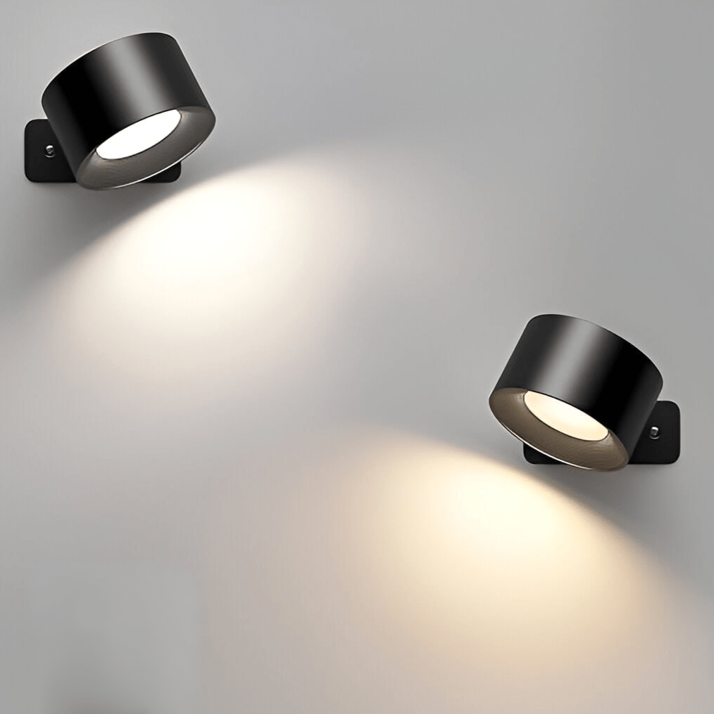 Schwarze LED-Wandleuchten mit modernem Design, strahlen warmweißes Licht auf graue Wand. Energiesparende Beleuchtung, ideal für Innenräume.