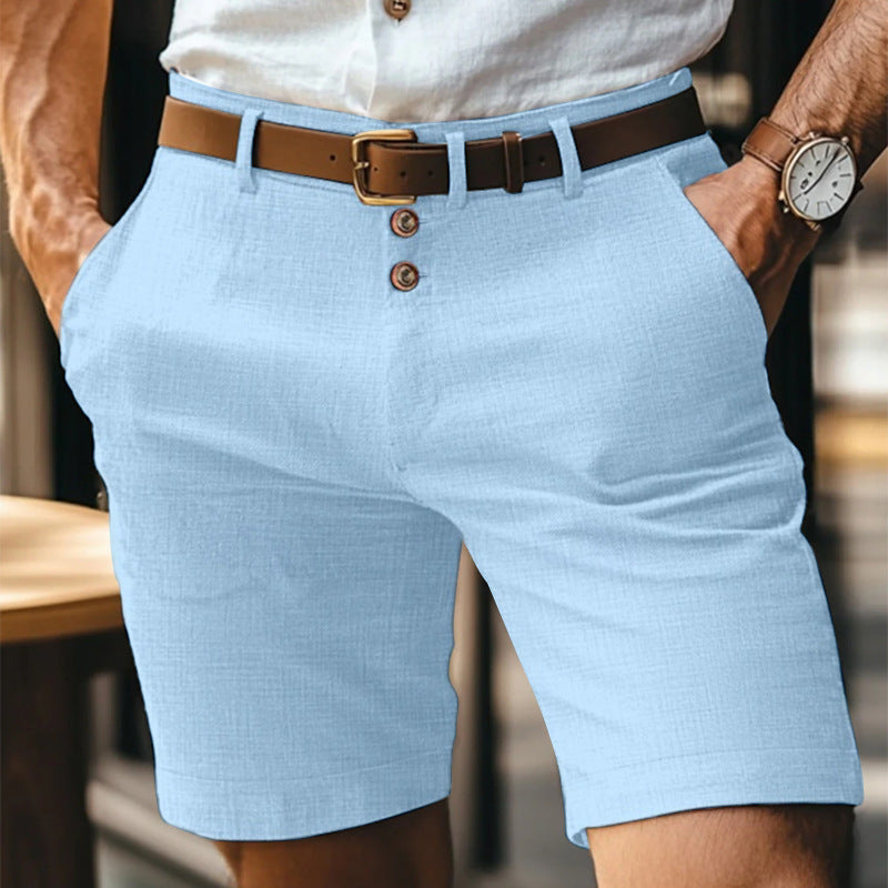 Mann in hellblauer Leinen-Shorts mit braunem Ledergürtel und weißem Hemd. Sommermode, Herrenbekleidung, stilvolle Freizeitkleidung.