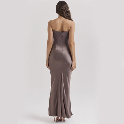 Frau in eleganter, schulterfreier Abendkleid aus Satin, Rückansicht. Perfekt für formelle Anlässe, Hochzeiten, Galas. Luxuriöse Mode, stilvoller Look.