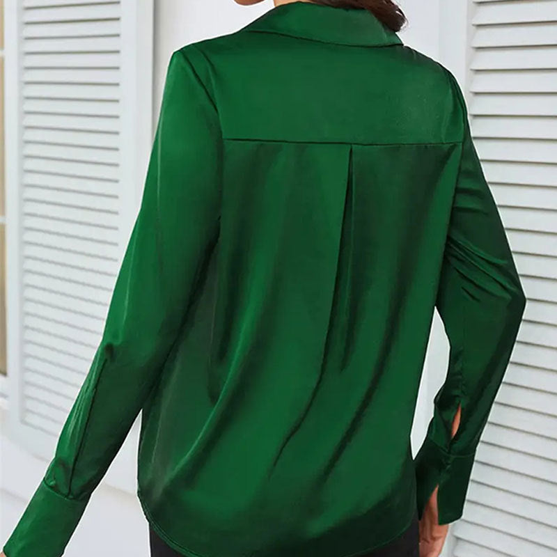Grüne Damenbluse aus Satin, Rückansicht. Elegante, langärmelige Bluse mit Knopfleiste, ideal für Büro- und Freizeitmode.
