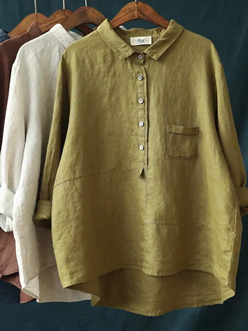 Drei Leinenblusen auf Kleiderbügeln, in Olivgrün, Beige und Braun. Langarm, Knopfleiste, Brusttasche. Ideal für lässige Damenmode.