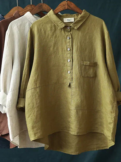 Drei Leinenblusen auf Kleiderbügeln, in Olivgrün, Beige und Braun. Langarm, Knopfleiste, Brusttasche. Ideal für lässige Damenmode.