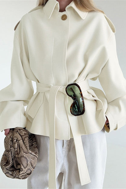 Kurzer Trenchcoat mit Gürtel und Spitzkragen in der Gesamtansicht