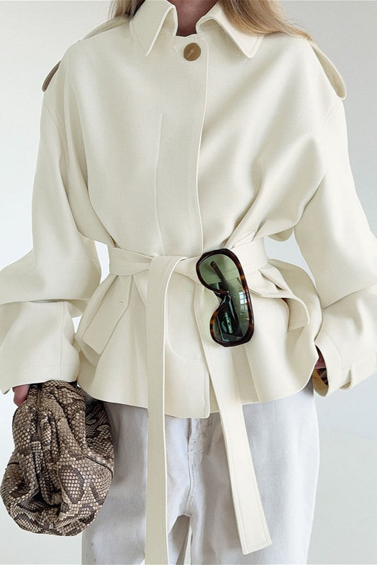 Kurzer Trenchcoat mit Gürtel und Spitzkragen in der Gesamtansicht