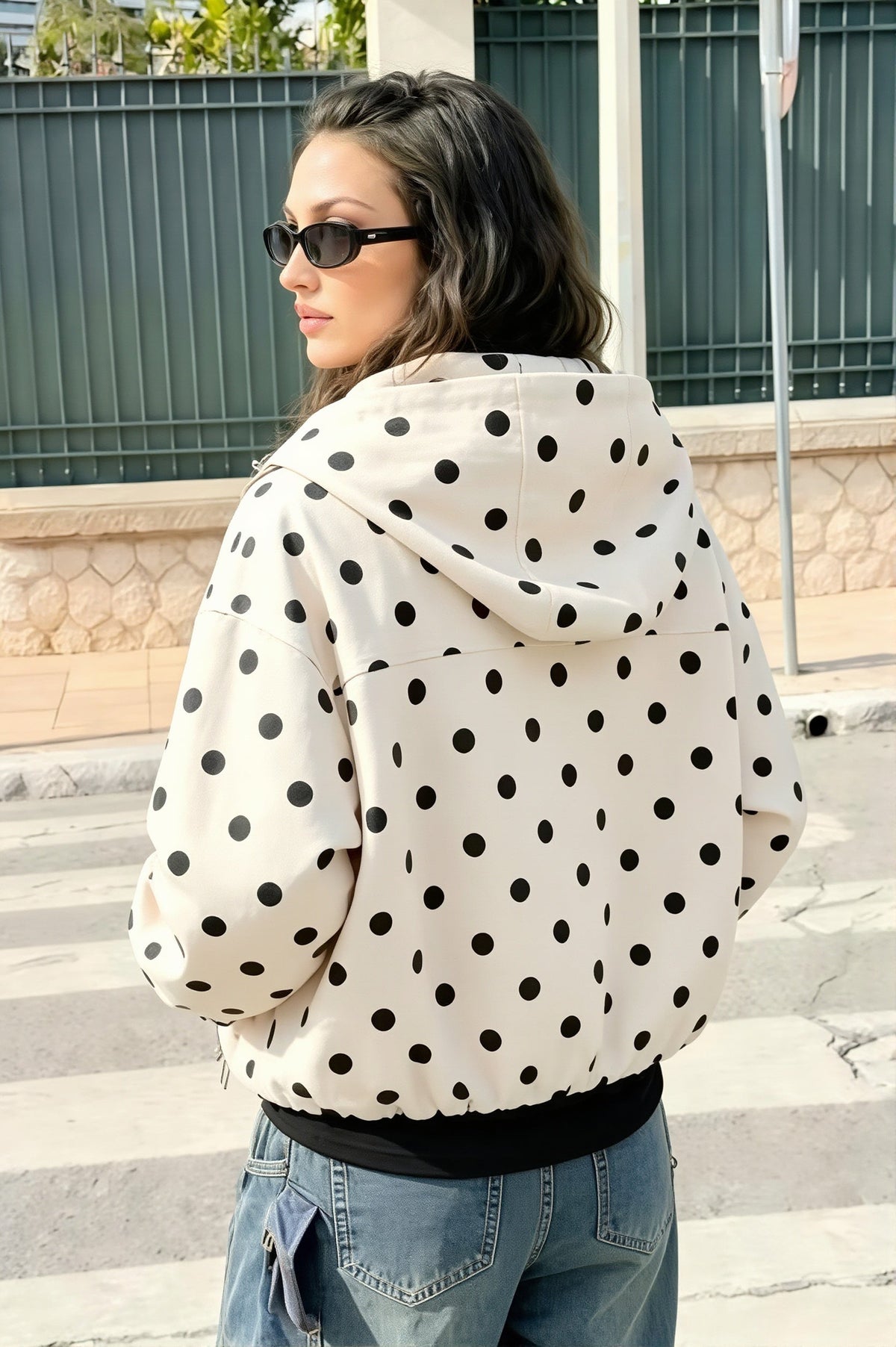 Seitliche Ansicht der Damen-Kurzjacke mit Kapuze und Tupfenmuster