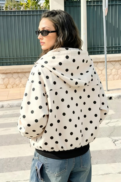 Seitliche Ansicht der Damen-Kurzjacke mit Kapuze und Tupfenmuster