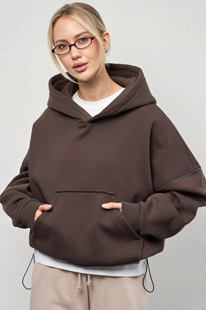 Hoodie mit Kapuze, Kordelzug und Kängurutasche von vorne