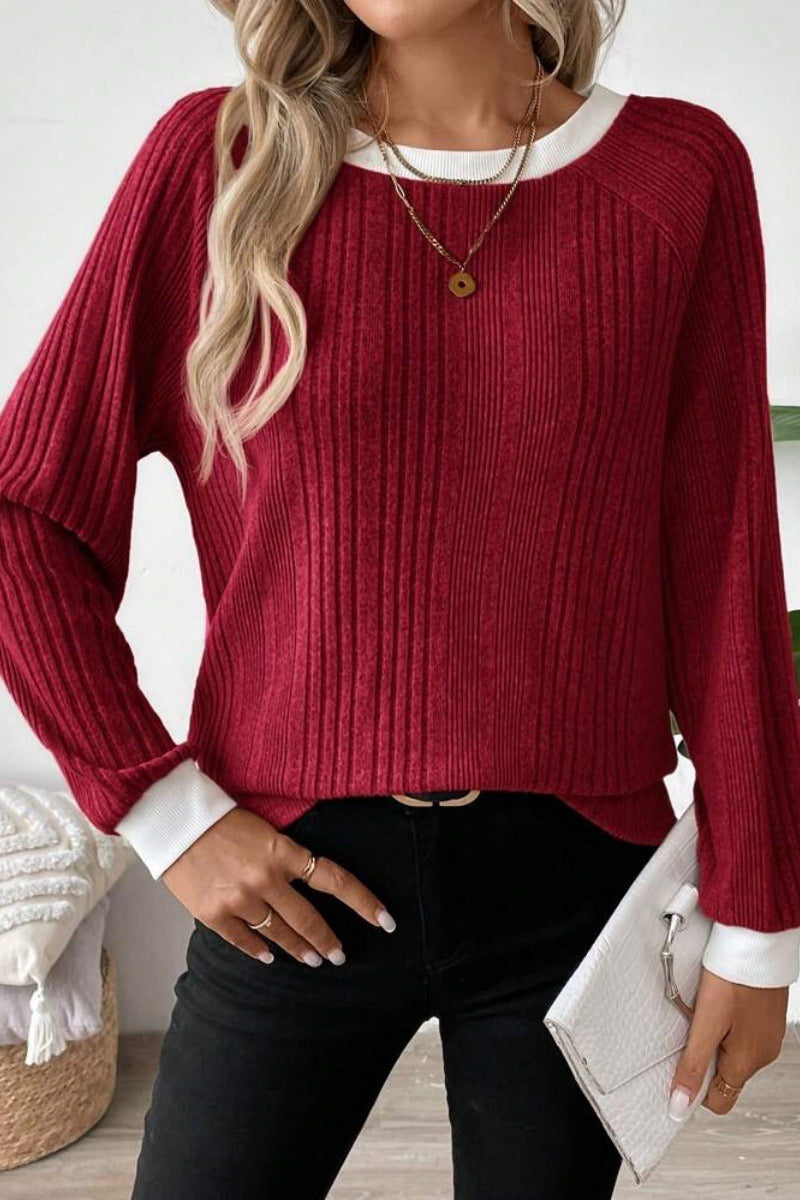 Detailansicht der Ärmelbündchen am gerippten Strickpullover