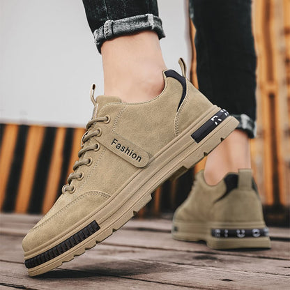 Men's lace-up sneakers with rounded toe and flat sole