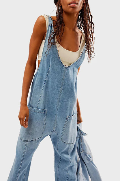 Frau in lässigem, hellblauem Jeans-Overall mit weißen Trägern, modisch und urbaner Stil, ideal für Freizeit und Streetwear.