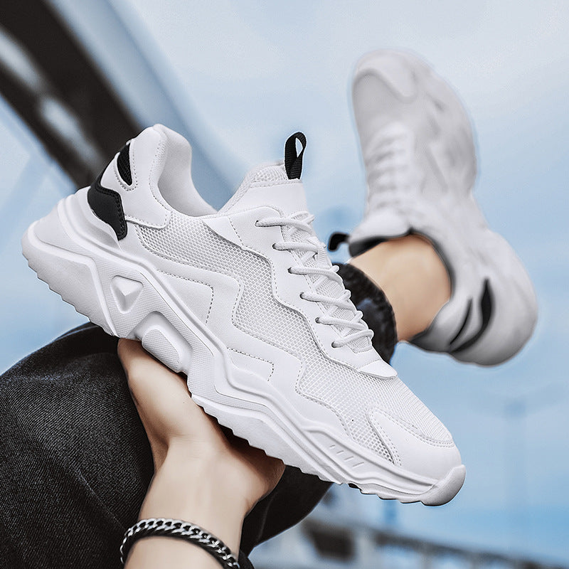 Weiße Sneaker mit dicker Sohle, modernem Design und schwarzem Detail, getragen von Person in Jeans. Trendige Sportschuhe für Herren.