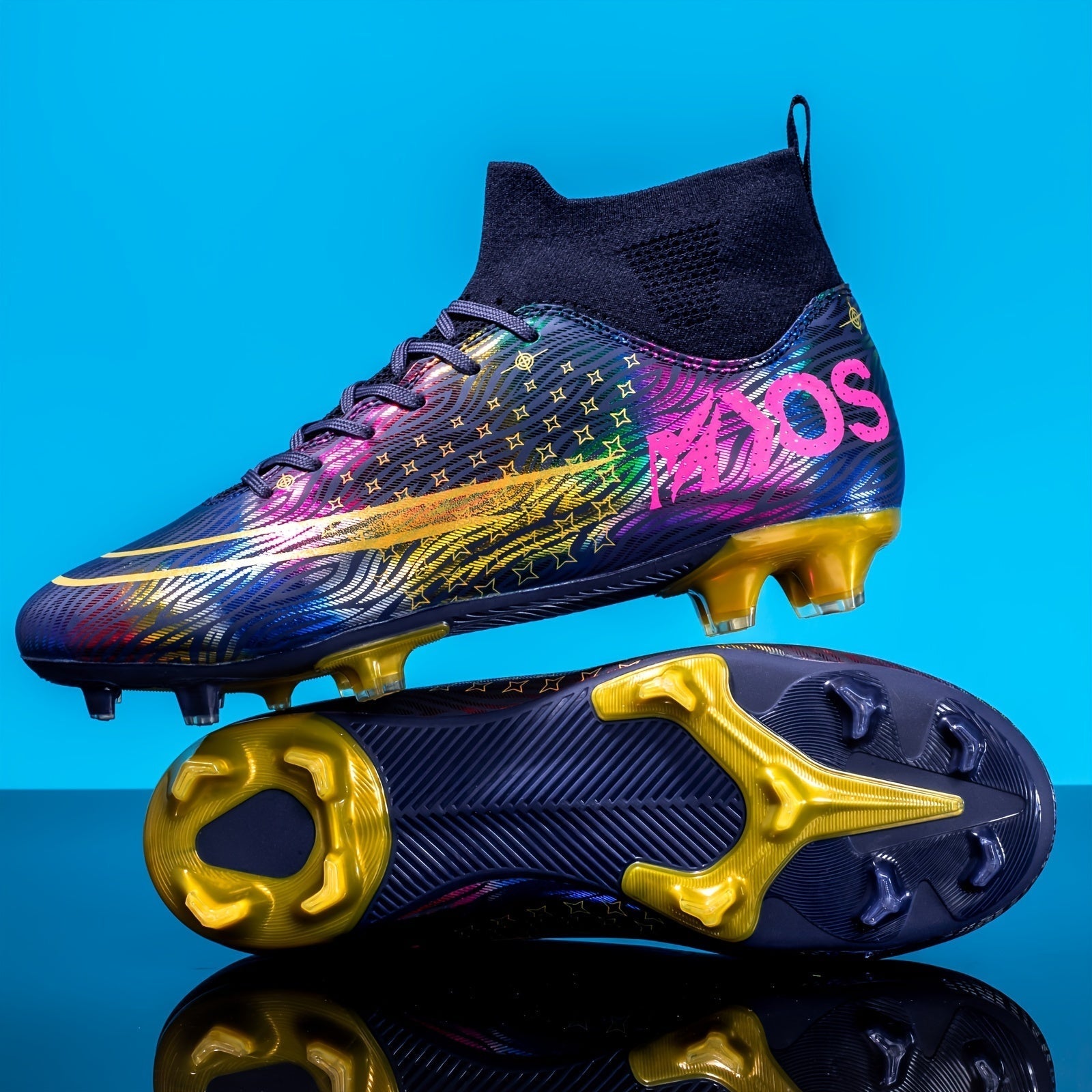 Bunte Fußballschuhe mit gelben Stollen und schwarzem Sockeneinsatz vor blauem Hintergrund. Sportliche Schuhe, ideal für Fußballspieler.