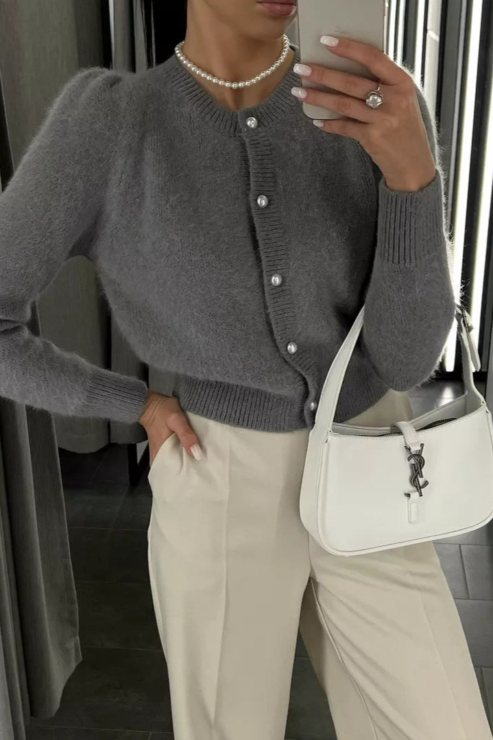 Damen-Strickcardigan offen getragen über einem Oberteil