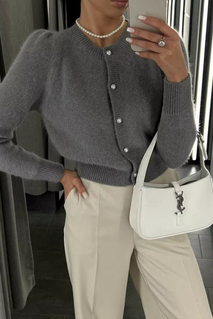 Damen-Strickcardigan offen getragen über einem Oberteil