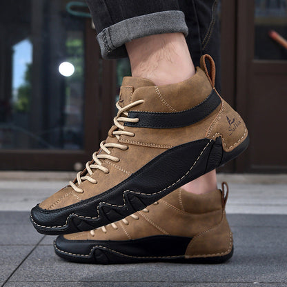 Braune Herren-Wanderschuhe mit schwarzer Sohle und Schnürsenkeln, getragen auf grauem Boden. Outdoor-Schuhe, robustes Design, ideal für Trekking.