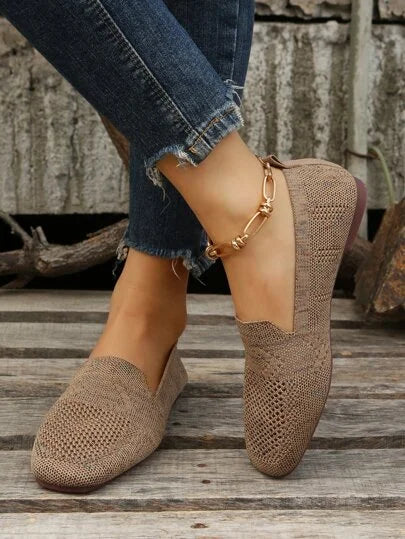 Damen Loafers aus Strick in Beige, kombiniert mit blauen Jeans. Modische, bequeme Schuhe für den Alltag. Perfekt für Freizeit und Büro.