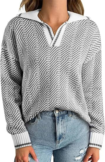 Damenpullover mit V-Ausschnitt, graues Zickzackmuster, lange Ärmel, lässiger Stil, kombiniert mit blauen Jeans, modische Herbstbekleidung.