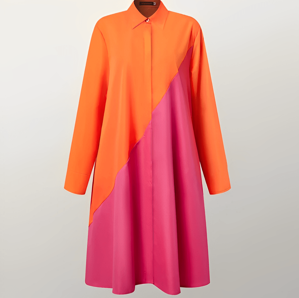Orange-pinkes Hemdblusenkleid, asymmetrisches Design, lange Ärmel, knielang. Modetrend 2023, auffällige Farben, eleganter Stil.