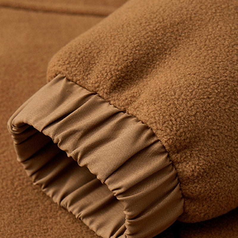 Seitliche Ansicht der gefütterten Jacke mit Kapuze
