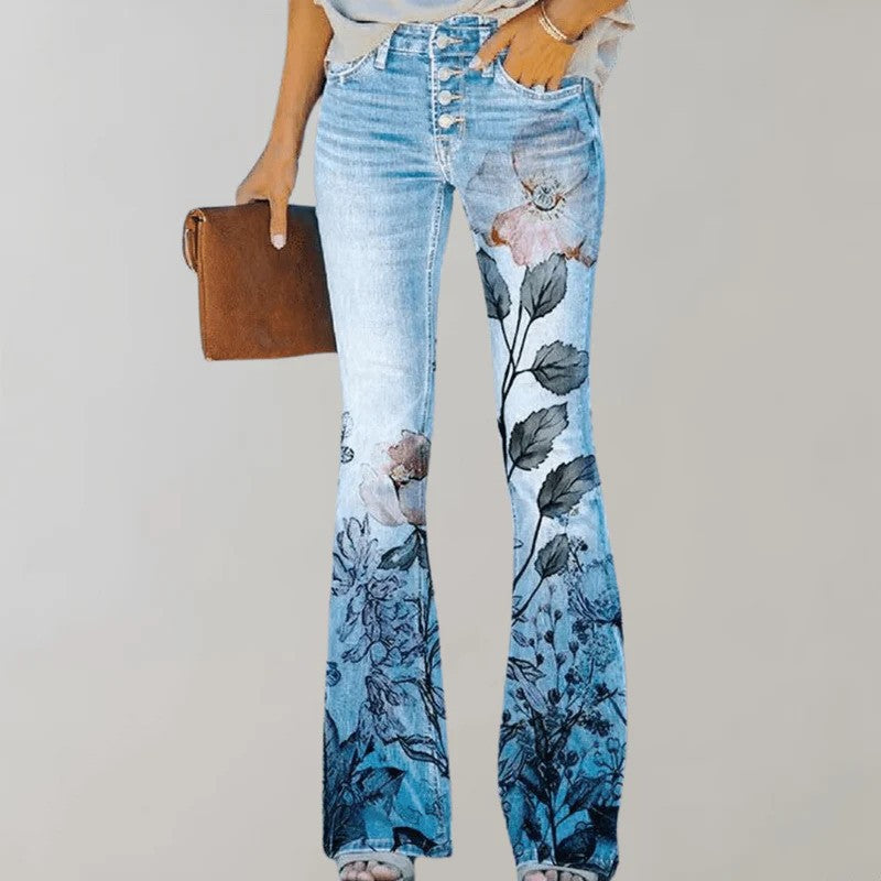 Frau in blauer Schlaghose mit Blumenmuster, hält braune Clutch. Modetrend, Damenjeans, florales Design, lässiger Stil.
