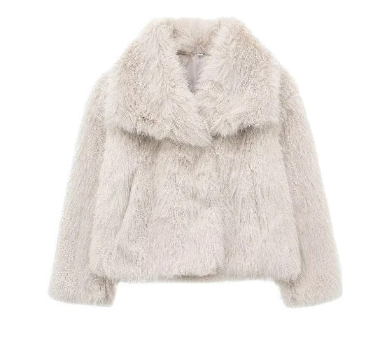 Weiße Kunstpelzjacke mit voluminösem Kragen, luxuriöses Design, modische Damenbekleidung, ideal für Wintermode und elegante Outfits.
