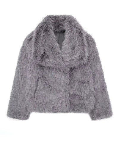 Grauer Kunstpelzmantel für Damen, flauschig und modisch, ideal für Wintermode. Eleganter Look, warm und stilvoll. Perfekt für kalte Tage.