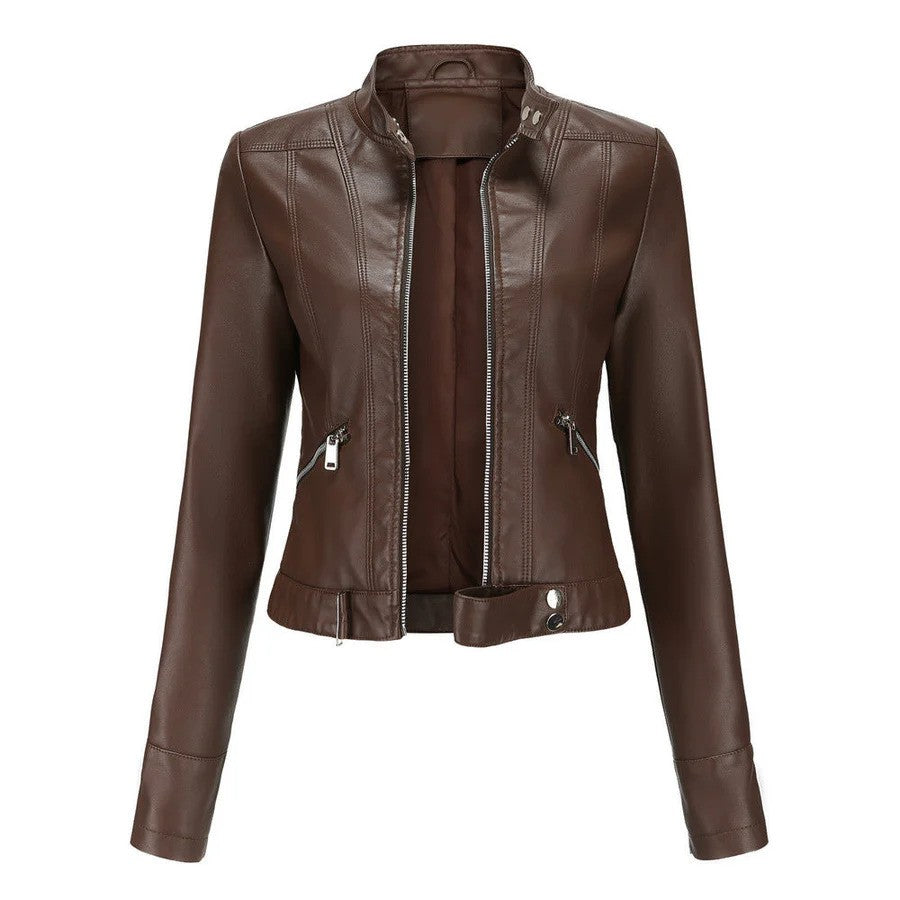 Braune Lederjacke für Damen, modisches Design mit Reißverschlüssen, Stehkragen und taillierter Passform. Perfekt für Herbstmode und Streetstyle.