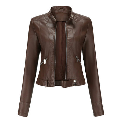 Braune Lederjacke für Damen, modisches Design mit Reißverschlüssen, Stehkragen und taillierter Passform. Perfekt für Herbstmode und Streetstyle.