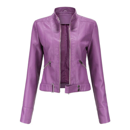 Lila Damen-Lederjacke mit Reißverschluss, Stehkragen und seitlichen Taschen. Modische Jacke für Herbst und Frühling. Perfekt für trendbewusste Frauen.