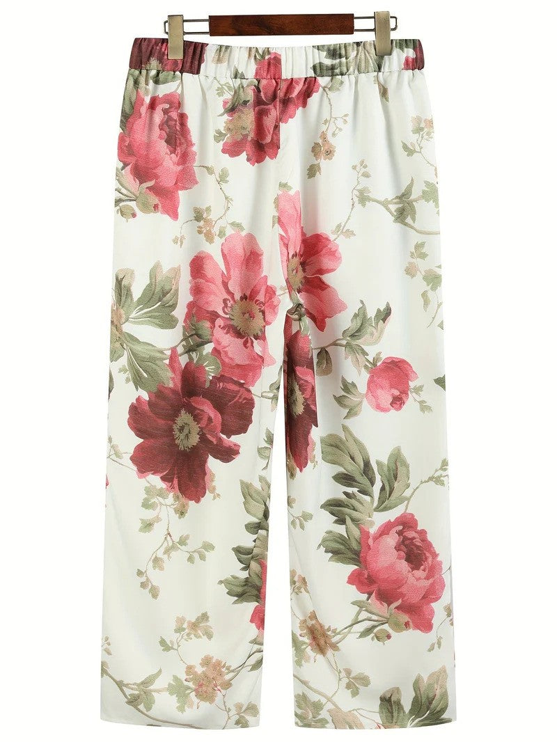 Weiße Damenhose mit rotem Blumenmuster, elastischem Bund und weitem Bein. Ideal für Sommermode und lässige Outfits.