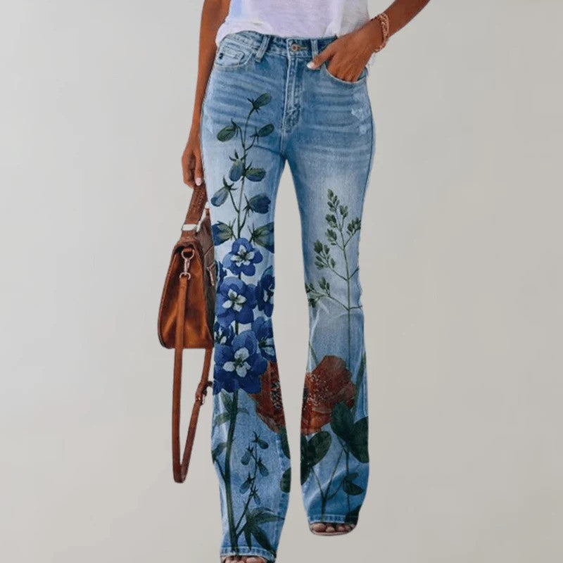Frau in blauer Jeans mit Blumenmuster, weißem T-Shirt und brauner Handtasche. Modetrend, Damenmode, florale Jeans, lässiger Stil.