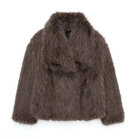 Braune Kunstpelzjacke für Damen, modisch und warm, ideal für Wintermode. Hochwertige Verarbeitung, weiches Material, stilvoller Look.