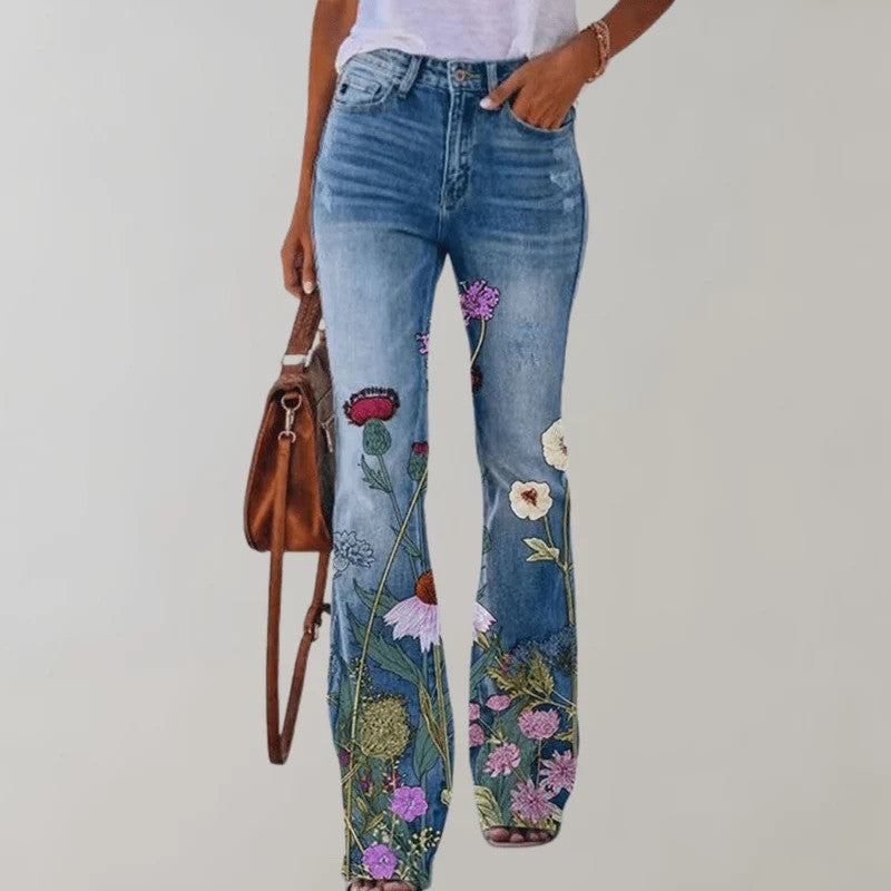 Damenjeans mit floralen Stickereien, blauer Denim, weites Bein, kombiniert mit weißem T-Shirt und brauner Handtasche. Modetrend 2023.