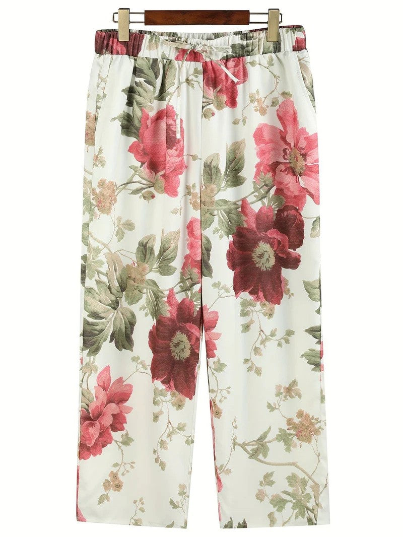 Damen Pyjamahose mit Blumenmuster, weiß mit roten und grünen Blumen, bequem und modisch, ideal für Nachtwäsche und entspannte Abende.