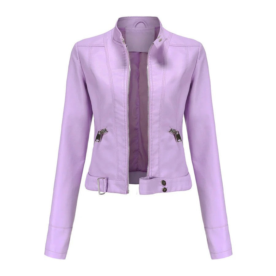 Lila Damenlederjacke mit Stehkragen, Reißverschlusstaschen und Knopfdetails. Modische Jacke für Herbst und Frühling.
