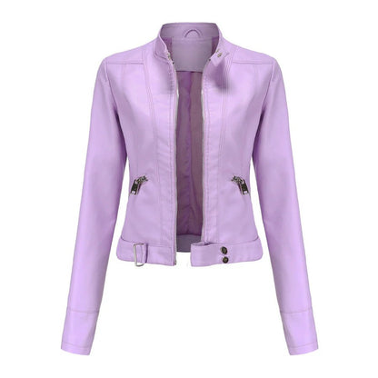 Lila Damenlederjacke mit Stehkragen, Reißverschlusstaschen und Knopfdetails. Modische Jacke für Herbst und Frühling.
