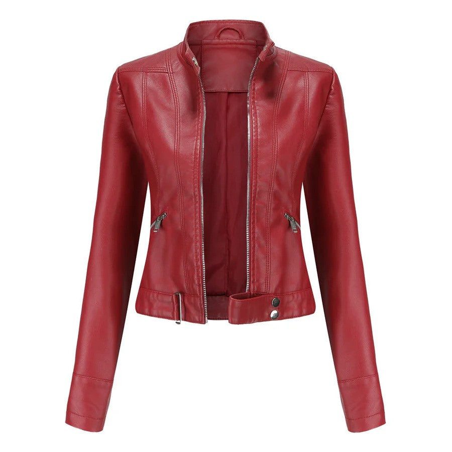 Rote Damen-Lederjacke, modisch und elegant, mit Reißverschlüssen und Stehkragen. Perfekt für Herbstmode und trendige Outfits.