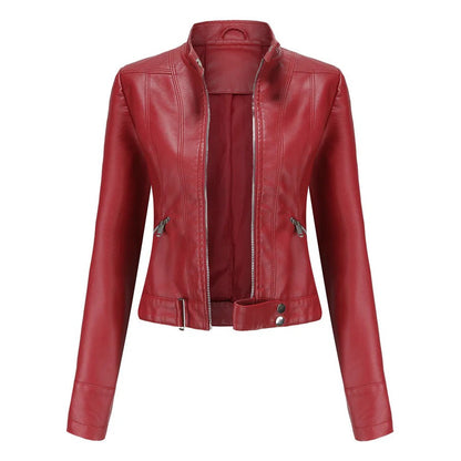 Rote Damen-Lederjacke, modisch und elegant, mit Reißverschlüssen und Stehkragen. Perfekt für Herbstmode und trendige Outfits.
