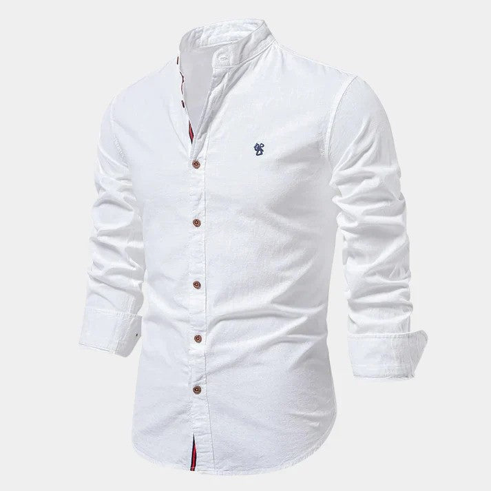 Weiße Herrenhemd mit Stehkragen, langen Ärmeln und braunen Knöpfen, ideal für Business- und Freizeitkleidung. Elegantes Design, hochwertiger Stoff.