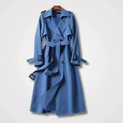Blauer Trenchcoat aus Baumwolle mit Gürtel, Knöpfen und Schulterklappen. Eleganter Damenmantel für Herbstmode und stilvolle Outfits.