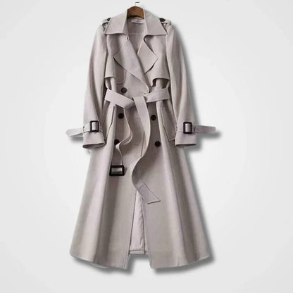 Eleganter beiger Trenchcoat mit Gürtel und Knöpfen, klassisches Design, ideal für Herbstmode, stilvoller Mantel für Damen.