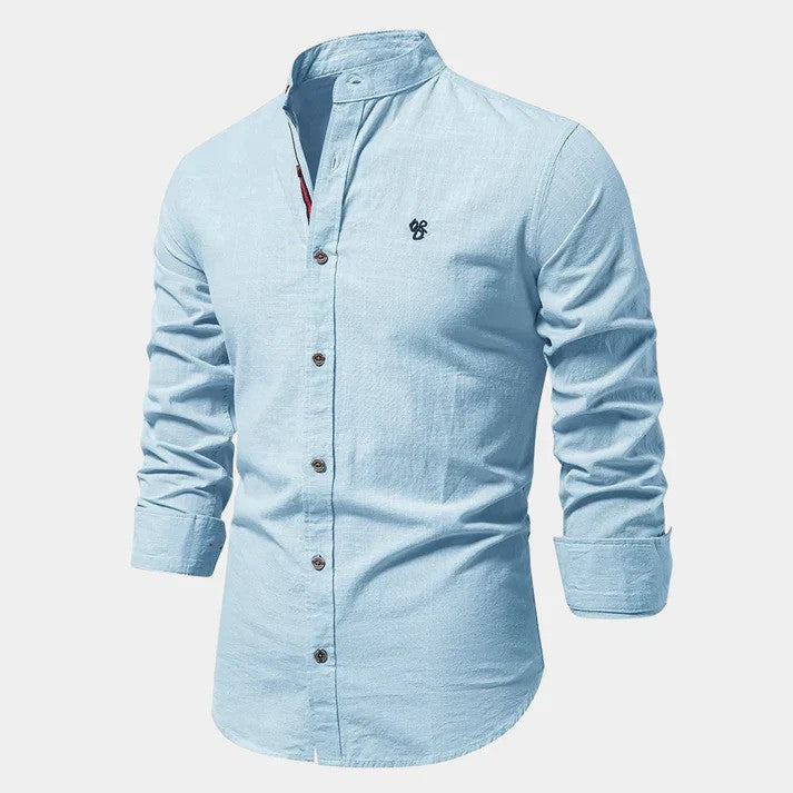 Hellblaues Herrenhemd mit Stehkragen, langen Ärmeln und Knopfleiste. Elegantes Design, ideal für Business und Freizeit. Baumwollstoff, modern und stilvoll.