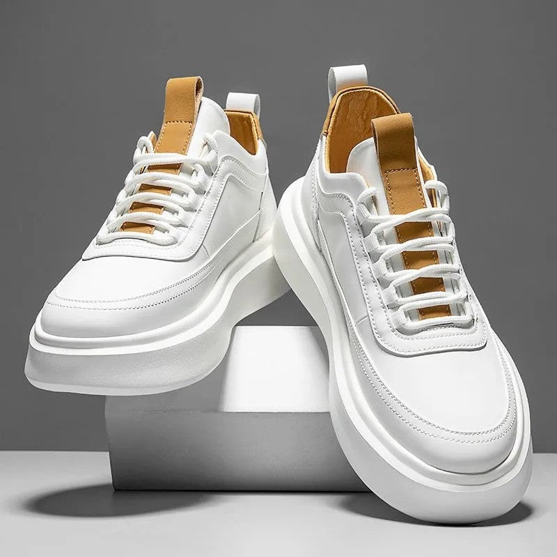 Weiße Sneaker mit braunen Akzenten, moderne Plateausohle, stilvolles Design, ideal für Herrenmode, trendige Freizeitschuhe, hochwertige Materialien.