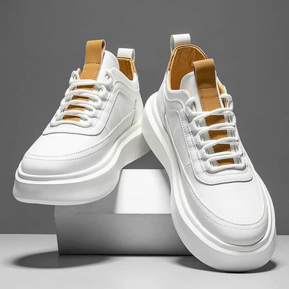 Weiße Sneaker mit braunen Akzenten, moderne Plateausohle, stilvolles Design, ideal für Herrenmode, trendige Freizeitschuhe, hochwertige Materialien.