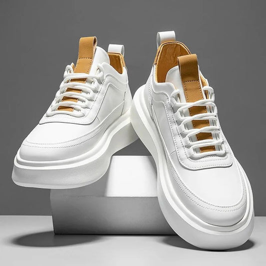 Weiße Sneaker mit braunen Akzenten, moderne Plateausohle, stilvolles Design, ideal für Herrenmode, trendige Freizeitschuhe, hochwertige Materialien.