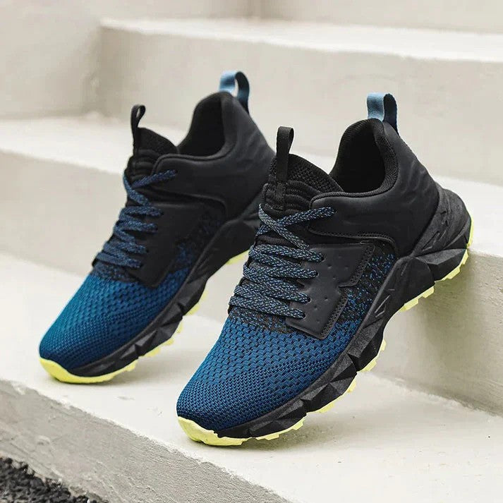 Blauer und schwarzer Sportschuh mit gelber Sohle auf Treppe. Moderner Sneaker, atmungsaktives Mesh, ideal für Laufen und Fitness.