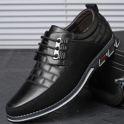 Schwarzer Herren-Ledersneaker mit Schnürung, modernem Design und rutschfester Sohle auf grauem Hintergrund. Elegante Freizeitschuhe für Männer.