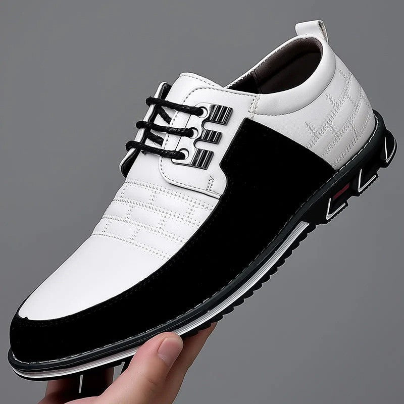 Schwarz-weißer Herren-Ledersneaker mit Schnürung, modernem Design und rutschfester Sohle. Eleganter Freizeitschuh für stilvolle Outfits.